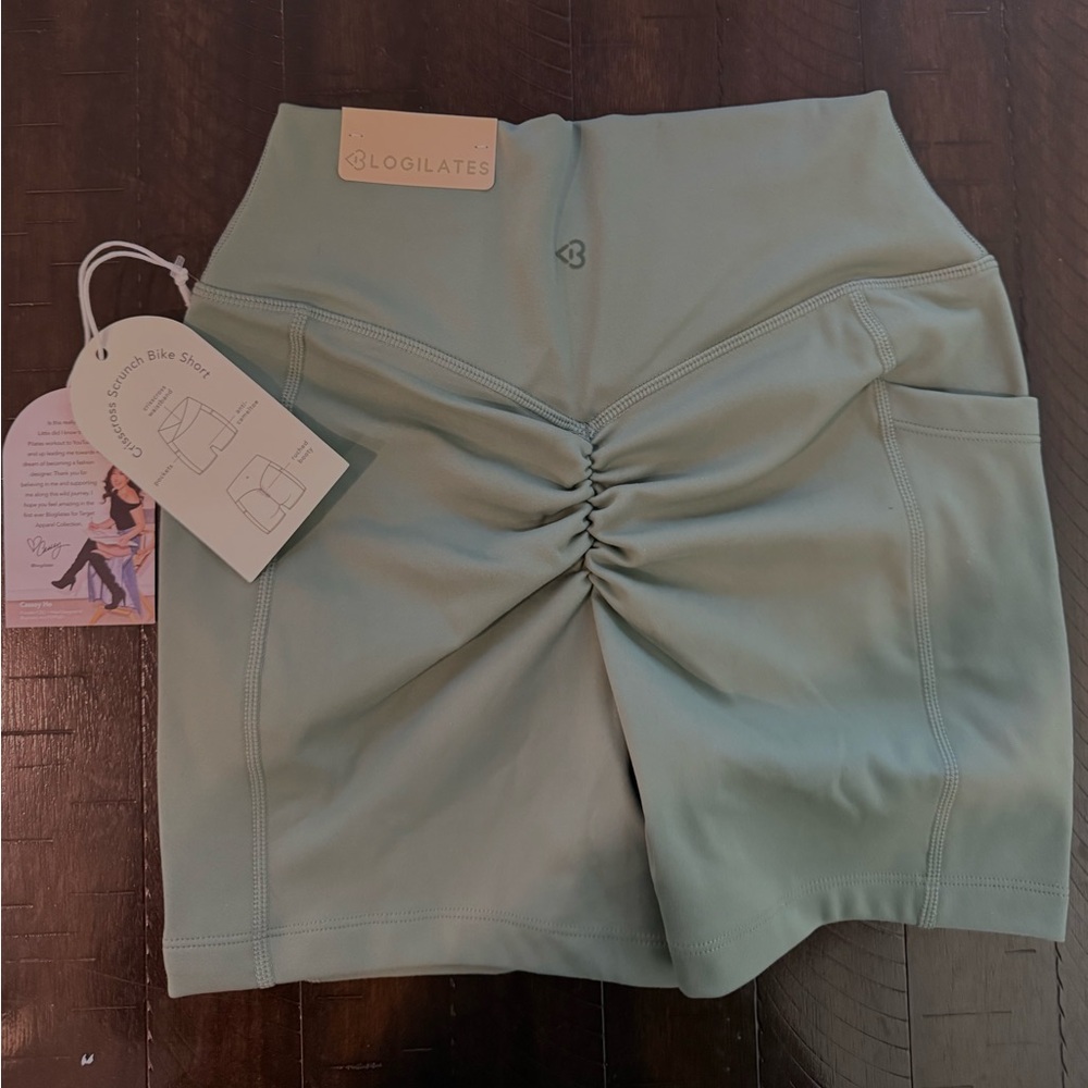 Women's Crisscross Scrunch Bike Short in Hedge Green - Picture 2 of 3